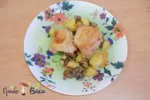 Курица с грибами и картофелем в духовке