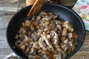 перлотто с пармезаном. плов из перловой крупы с грибами. перлотто с шампиньонами. белые грибы с луком и морковкой.